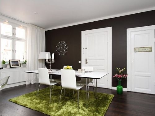 Темный пол в интерьере (56 фото): сочетание со светлыми стенами и коричневой мебелью в маленькой квартире, комбинации с белыми обоями и дверями