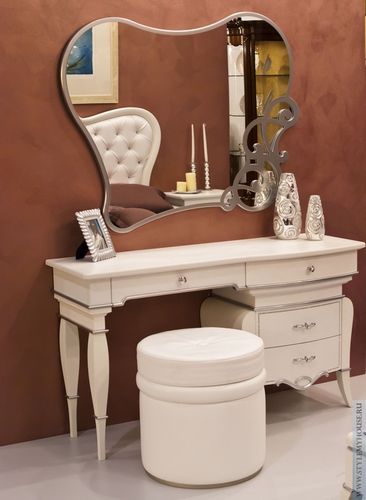 Туалетные столики с зеркалом для спальни (59 фото): угловой косметический, модели от «Икеа»в интерьере маленькой спальни
