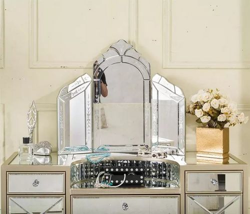 Туалетные столики с зеркалом для спальни (59 фото): угловой косметический, модели от «Икеа»в интерьере маленькой спальни