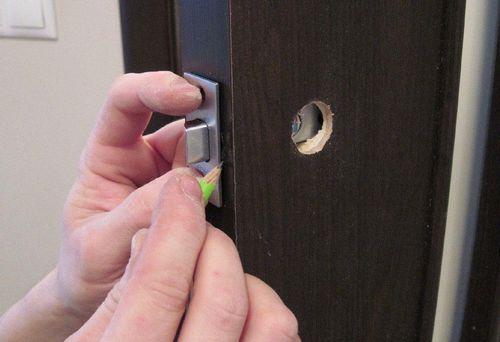 Установка ручек на межкомнатные двери: как установить своими руками, поставить и врезать, видео, вставить защелки