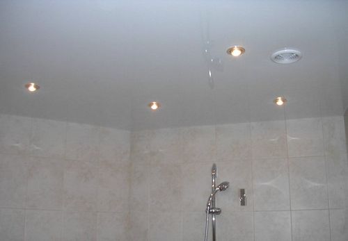 Выбор потолка для ванной - что дешевле, а что проще сделать