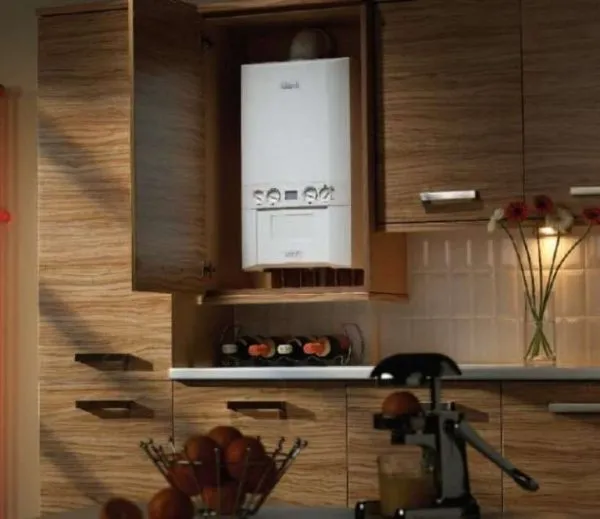 двухконтурный газовой котёл на кухне в шкафу