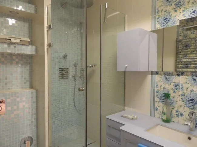 Виды душевых кабин для небольших ванных комнат, фото примеры
