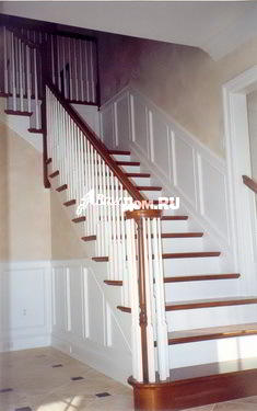 Лестницы в колониальном стиле, отделанная белыми панелями, вишневые поручни, ступени и столб. Фото 37