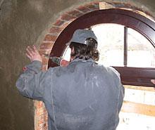 Монтаж деревянного окна начинается с замера