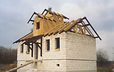 Готовая стропильная конструкция дома из пенобетона