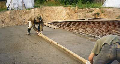 Распределение бетонной смеси по опалубке