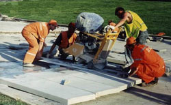 Стенорезные машины с легкостью разрезают камни, бетон и кирпич, а также позволяют получить максимальную глубину пропила да полутора метров