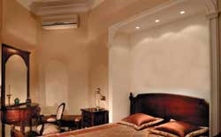 Устройство внутреннего блока позволяет направлять сильную струю холодного воздуха вдоль стены или потолка