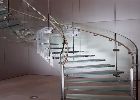 Винтовая стеклянная лестница — полезная ширина лестницы