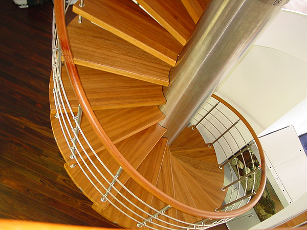 Винтовая деревянная лестница из железным столбом