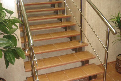 Облицовка лестницы керамической плиткой