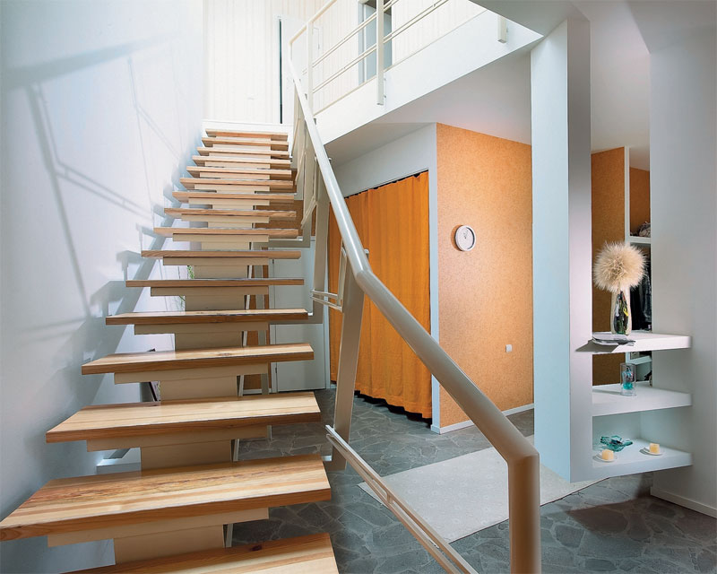 Железная бюджетная лестница с деревянными ступенями