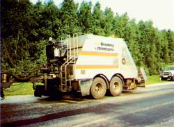 Прицепной битумощебнераспределитель БЩР-375 совместного производства ОАО 'Строммашина' и фирмы Breining (Fayat Group), Германия