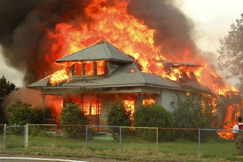 Строго соблюдая требования пожарной безопасности к строительным материалам можно предотвратить возгорание дома