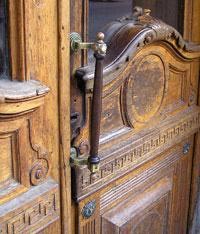 Старые двери, старые деревянные двери, реставрация старой двери
