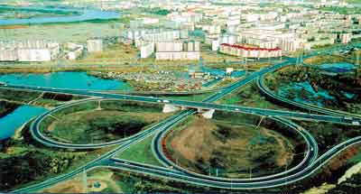 Дорогу Нефтеюганск–Сургут, построенную СУ-905 (подразделение ОАО «ДСК «Автобан») на участке км 9 – км 23, завершает удобная и красивая развязка, делающая облик Нефтеюганска хорошо узнаваемым.