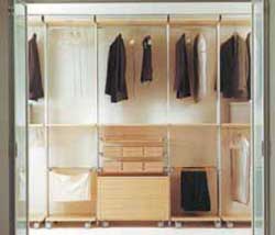 Продукция фабрики Res позволяет строить гардеробные комнаты без задних панелей