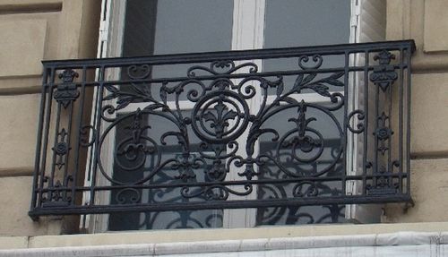Французский балкон: что это, классический кованый и современный, дизайн, фото