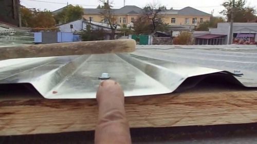 Как правильно крепить профнастил на крышу саморезами