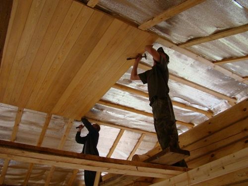 Как правильно подшить потолок доской?
