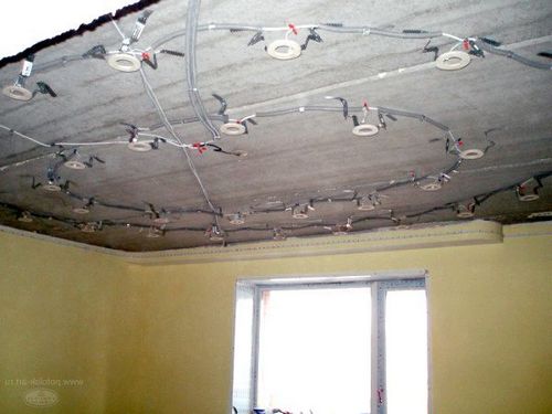 Как расположить светильники на натяжном потолке: инструкция по установке точечных источников света, фото и видео