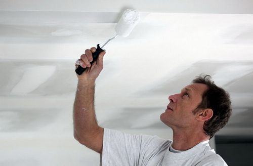 Как снять водоэмульсионную краску с потолка