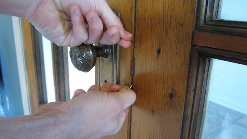 Как снять замок с двери: разобрать круглый межкомнатный, дверная ручка с защелкой, устройство личинки, видео