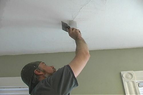 Как заделать дыру в потолке,чем замазать щель между потолочиной и стеной своими руками, фото и видео