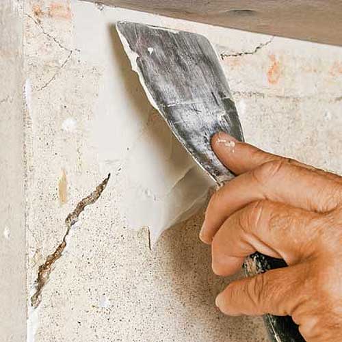 Как заделать дыру в потолке,чем замазать щель между потолочиной и стеной своими руками, фото и видео