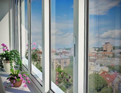 Какие окна лучше ставить на балконе пластиковые или алюминиевые: чем лучше остеклить?