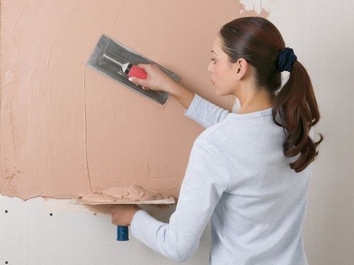 Можно ли шпаклевать по краске - уроки шпаклевки стен