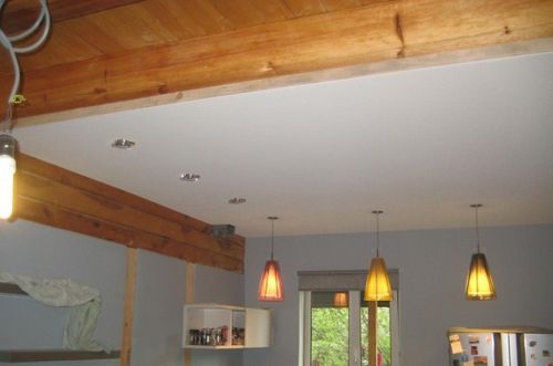 Натяжной потолок в доме из бруса- особенности, плюсы и минусы