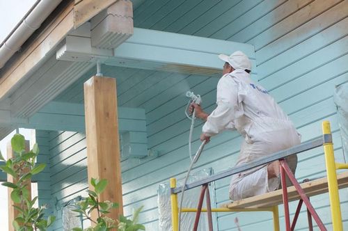 Покраска дома фасадной краской - выбор инструмента и технология проведения работ