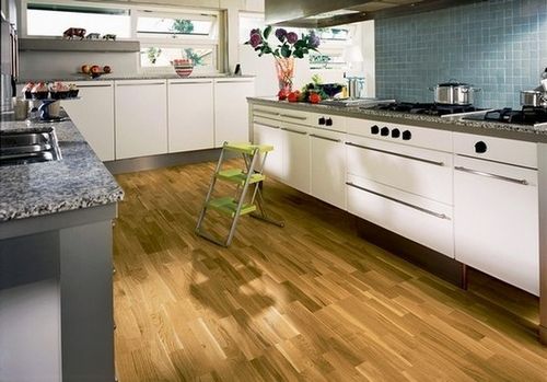 Пол на кухне: что лучше сделать, деревянный или использовать современные покрытия