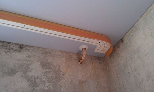Потолочные карнизы для натяжных потолков: выбор, установка, крепление карниза