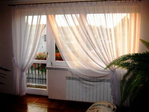 Правильное оформление окна с балконной дверью в гостинной, спальне, кухне 15 фото