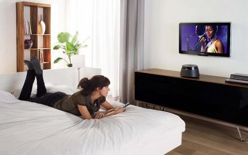 Спальная кровать с телевизором: на какой высоте вешать в комнате, стенка под телевизор, перед кроватью, фото