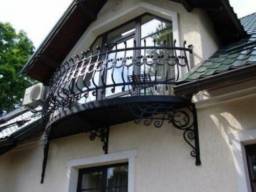 Стоит ли строить балкон в частном доме: плюсы и минусы, фото