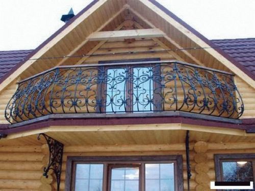Стоит ли строить балкон в частном доме: плюсы и минусы, фото