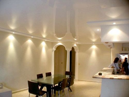 Светильники для натяжных потолков на кухне: фото и видео-инструкция по установке люстр своими руками
