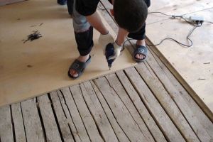 Укладка плитки на деревянный пол | Как положить плитку на деревянный пол