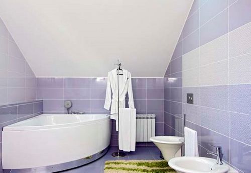 Ванная со скошенным потолком - варианты оформления