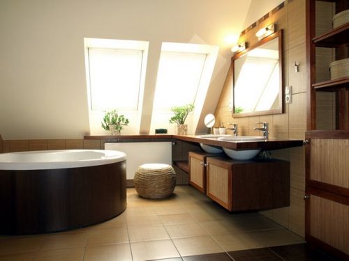 Ванная со скошенным потолком - варианты оформления