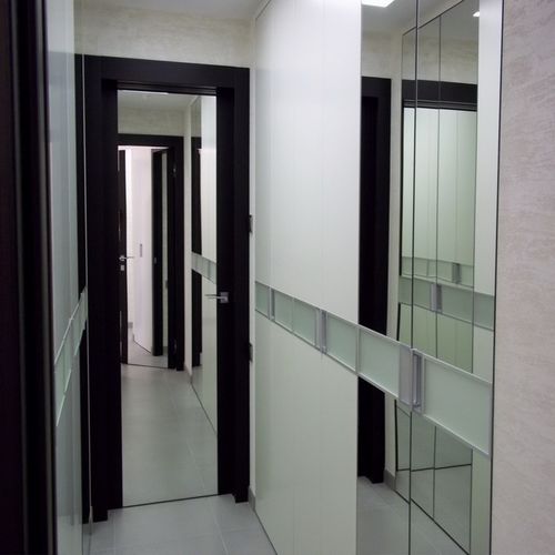 Входные двери с зеркалом (33 фото): металлические железные модели в квартиру, зеркальные внутри, деревянные варианты цвета венге из беленого дуба, отзывы