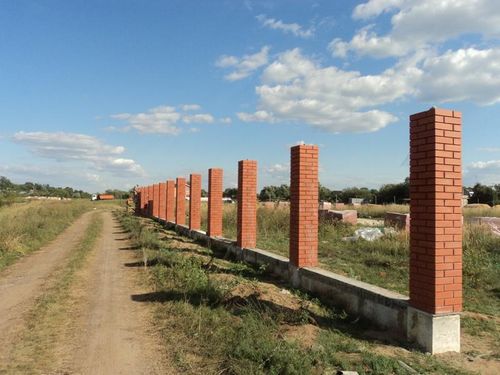 Забор своими руками из кирпича, досок, плетеный или металлический. Фото, видео 